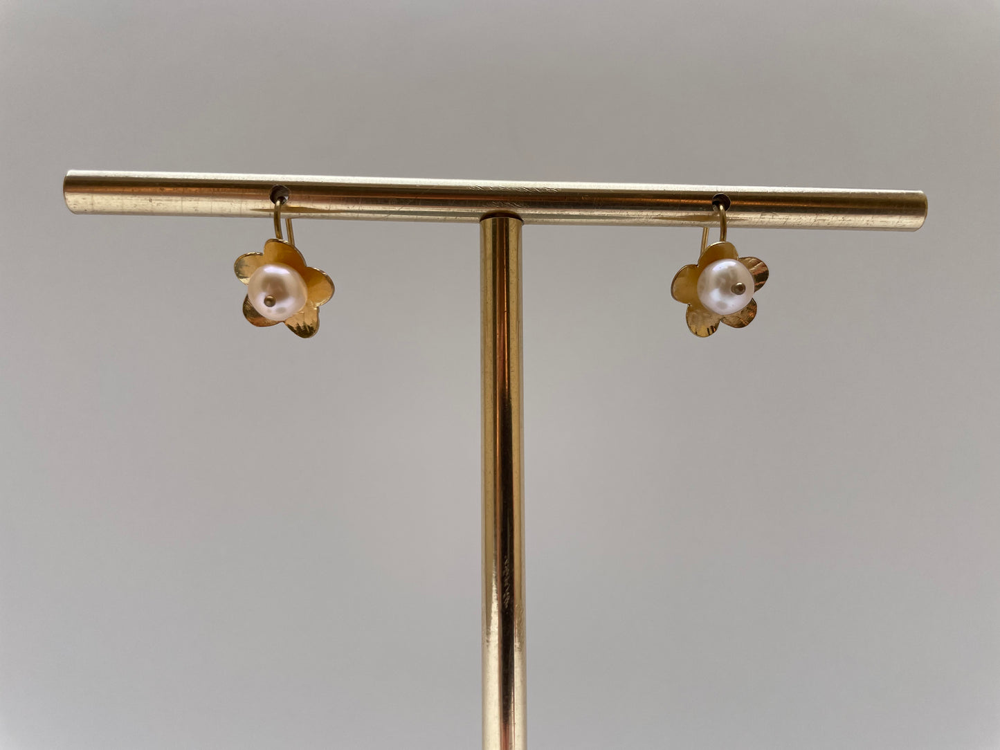 Small Wild flower earring with 7mm Pearl